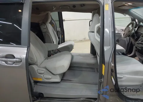 2013 Toyota Sienna Le V6 8 Passenger z USA, uszkodzony, nr VIN 5TDKK3DC7DS331363